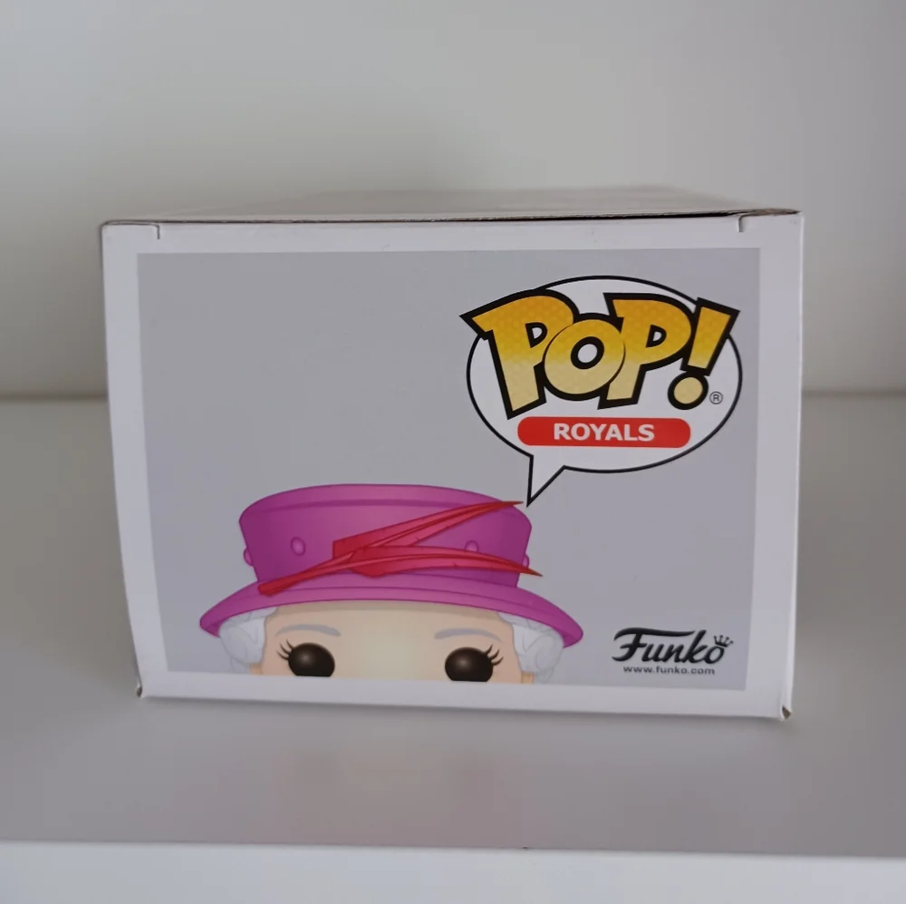 Queen Elizabeth‎ II From The Royal Family With Dog 01 Funko Pop